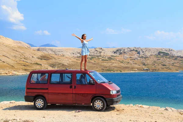 Kız van bir çatı üzerinde