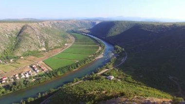 Bosna'da yeşil ormanlık Kanyon