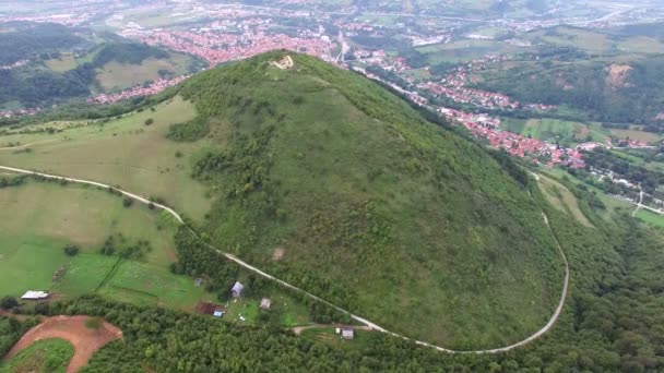 Flygfoto över bosniska pyramider — Stockvideo