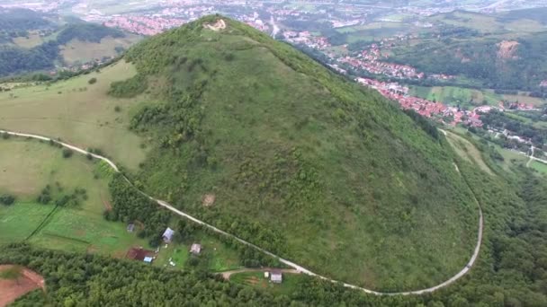 Flygfoto över bosniska pyramider — Stockvideo