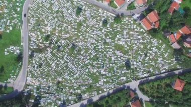 Bosnalı mezarlık yol tarafından çevrili
