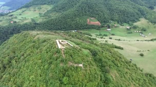 Боснійська піраміди з високо село — стокове відео