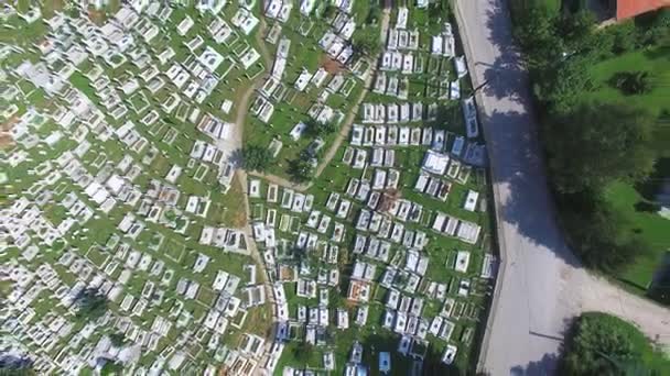 Cementerio bosnio rodeado de carretera — Vídeos de Stock