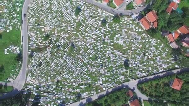 보스니아어 묘지도로 둘러싸인 — 비디오