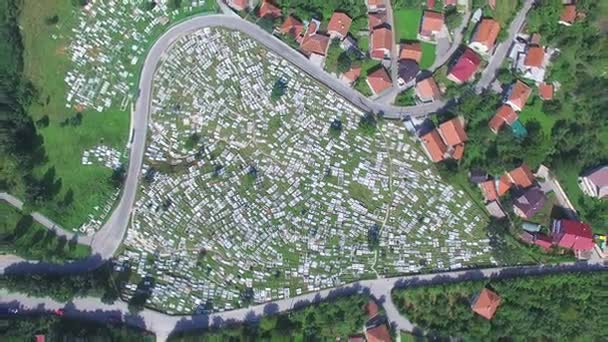 Cementerio bosnio rodeado de carretera — Vídeos de Stock