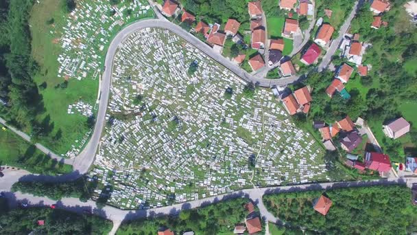 Боснійська кладовищі в оточенні дороги — стокове відео