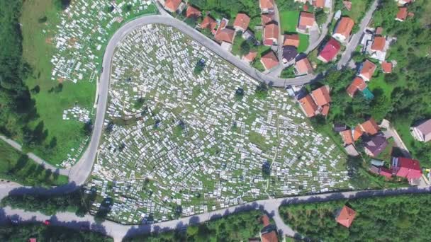 Cemitério da Bósnia cercado por estrada — Vídeo de Stock