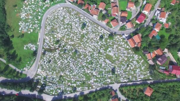 Repül át a boszniai temető — Stock videók
