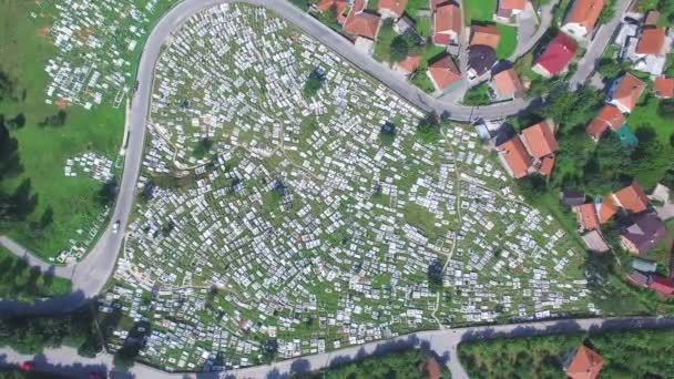 ボスニアおよびヘルツェゴビナ墓地上空 — ストック動画