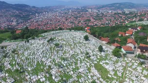 Ville osnienne avec cimetières musulmans — Video