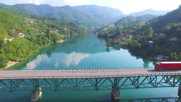 Conducción de camiones en el puente — Vídeos de Stock