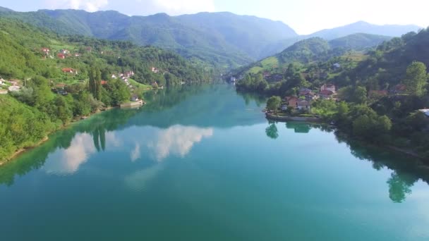 Rio verde claro na Bósnia — Vídeo de Stock