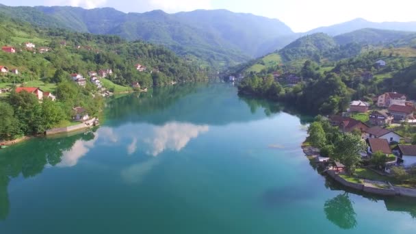 Rio verde claro na Bósnia — Vídeo de Stock