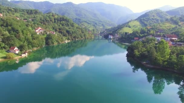 Rio verde claro na Bósnia — Vídeo de Stock