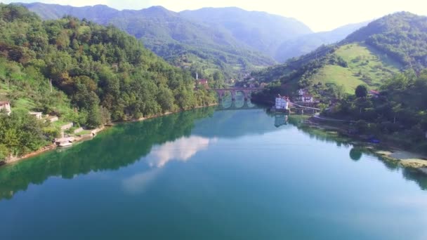 Groene rivier in Bosnië duidelijk — Stockvideo