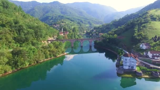 Řeka a starý most v Bosně — Stock video