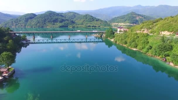 Turismos que conducen en puente sobre agua — Vídeos de Stock