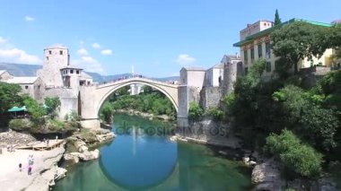 Nehri Mostar üzerinden köprü