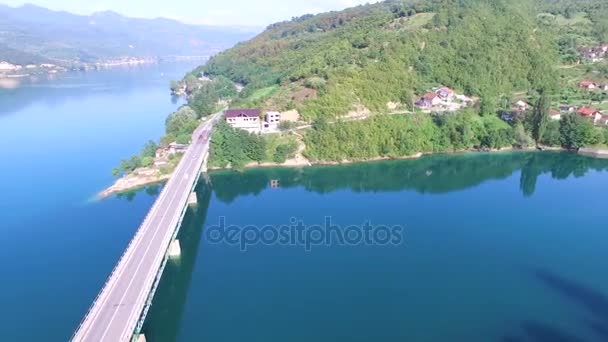 Verkehr auf Brücke über Wasser — Stockvideo