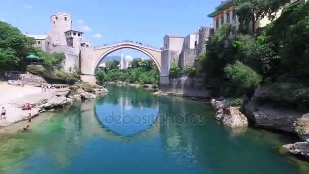 モスタルの川に架かる橋します。 — ストック動画