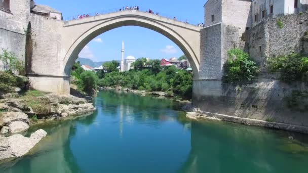 Bro över floden i Mostar — Stockvideo