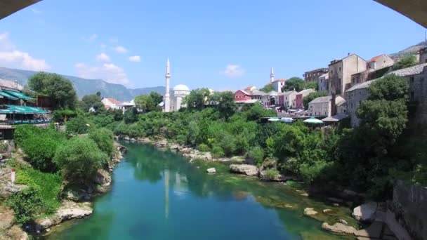 Bro över floden i Mostar — Stockvideo