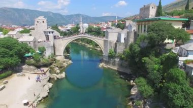 Mostar Köprüsü'nden atlayarak erkekler