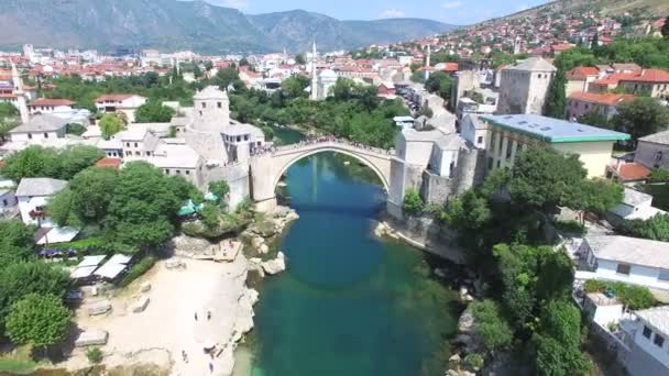 Ludzie chodzą granią w mieście Mostar — Wideo stockowe