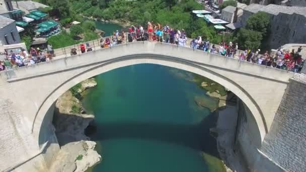 Hombres saltando desde el puente en Mostar — Vídeo de stock