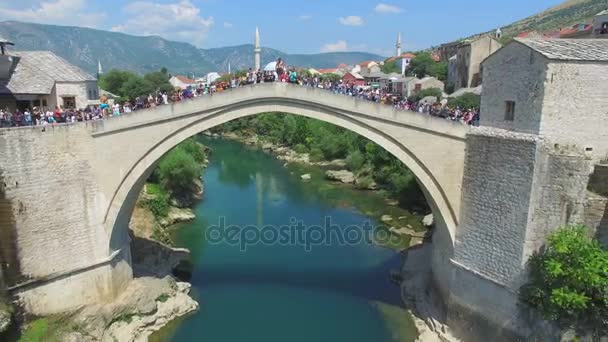 Hombres saltando desde el puente en Mostar — Vídeos de Stock