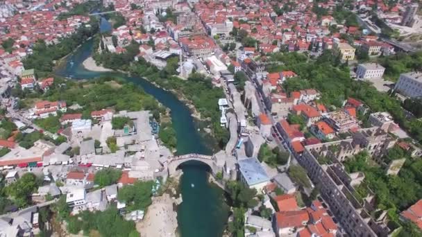 Mostar stad aan rivier Neretva — Stockvideo