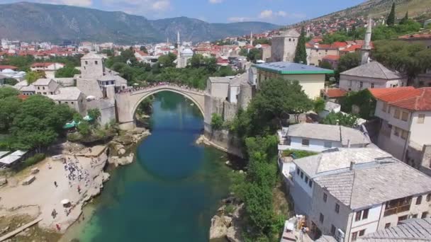 Menschen zu Fuß über Grat in Mostar — Stockvideo