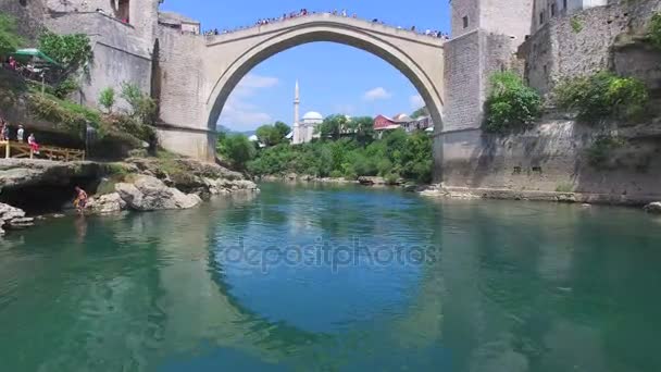 Mensen op de brug in Mostar — Stockvideo