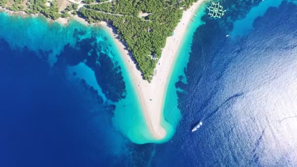 Stranden Zlatni rat på ön Brac — Stockvideo