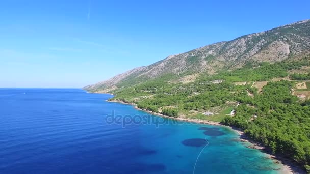 Mar azul-turquesa na ilha de Brac — Vídeo de Stock
