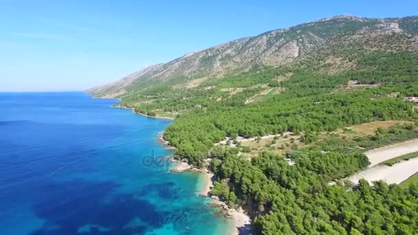 Mar azul-turquesa na ilha de Brac — Vídeo de Stock