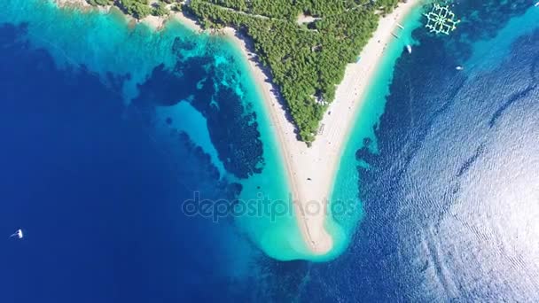 Zlatni rat strand op het eiland Brac — Stockvideo