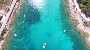  Brac Adası koyunda demirleme tekneler