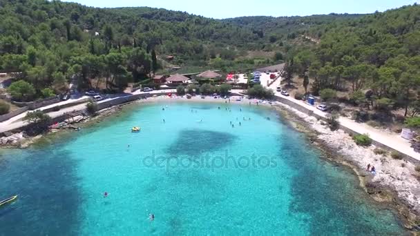 Turquoise wateren van op het eiland Brac — Stockvideo