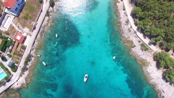 Boten aanmeren bij baai op het eiland Brac — Stockvideo