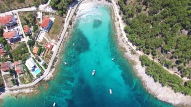  Brac Adası koyunda demirleme tekneler