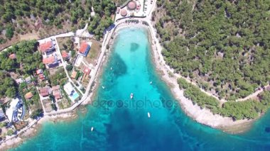  Brac Adası koyunda demirleme tekneler