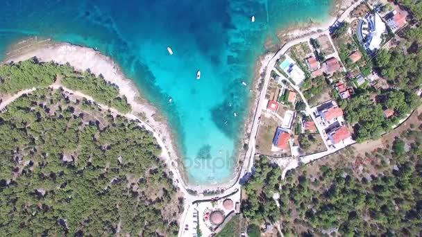 Barcos amarração na baía na ilha de Brac — Vídeo de Stock