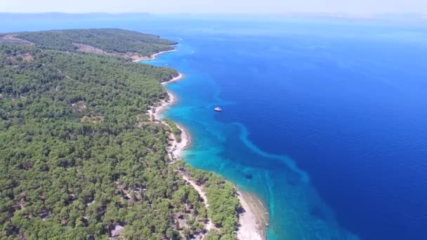 Turquoise zee op het eiland Brac — Stockvideo