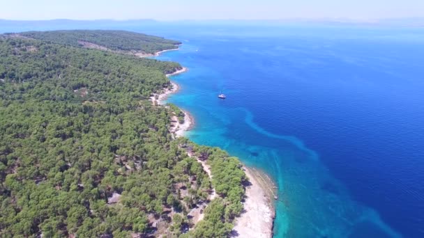 Mar turquesa en la isla de Brac — Vídeo de stock