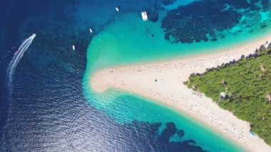 Motorbot geçen beach Zlatni rat