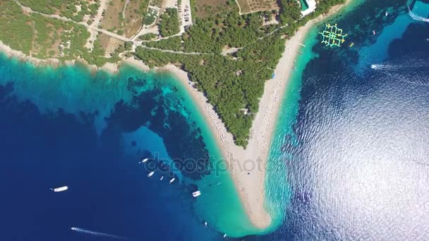 Motorboot passerende strand Zlatni rat — Stockvideo