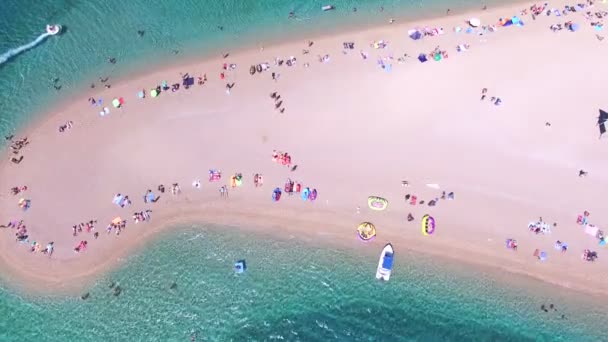 Orang-orang berjemur di pantai pulau Brac — Stok Video