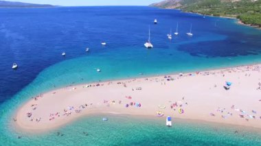 Brac Adası kumsalda güneşlenme insanlar