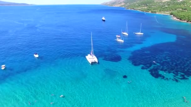 透明な水に停泊するヨット — ストック動画